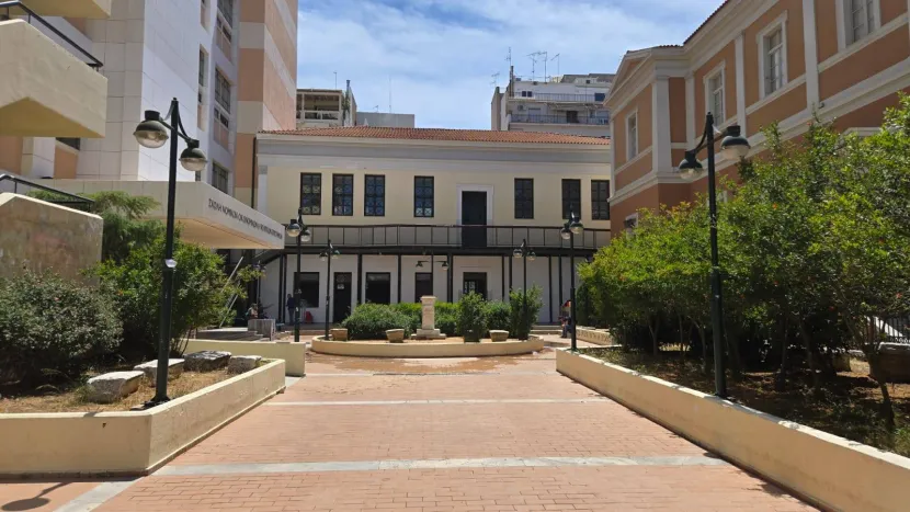 νομικ