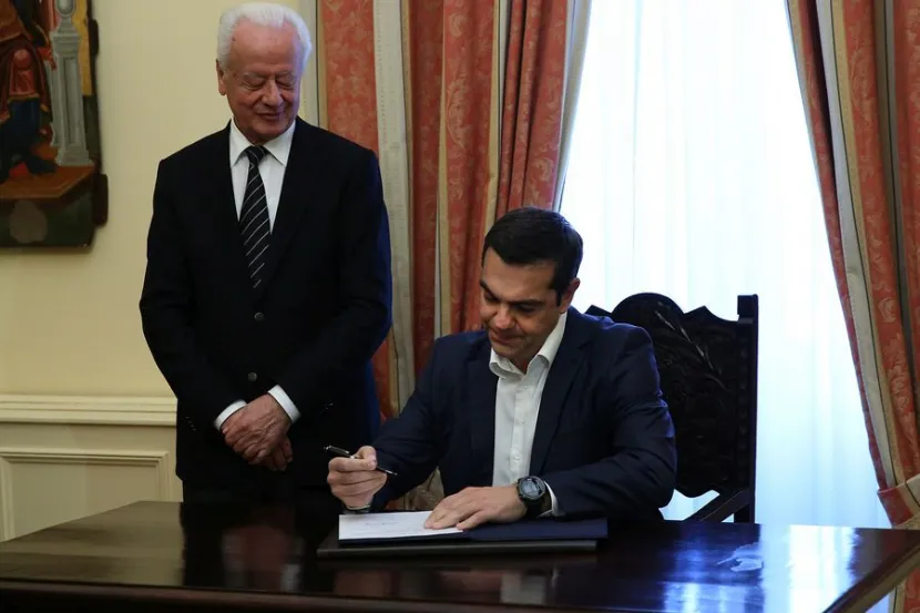 Ο Πρωθυπουργός Αλέξης Τσίπρας υπογράφει το Πρωτόκολλο Διαβεβαίωσης ι ως νέος Υπουργός Εξωτερικών ενώπιον του Προέδρου της Δημοκρατίας Προκόπη Παυλόπουλου, Αθήνα Σάββατο 20 Οκτωβρίου 2018