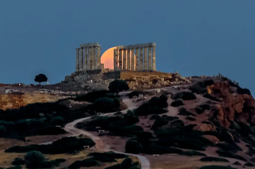 Πανσέληνος της Φράουλας στο Σούνιο