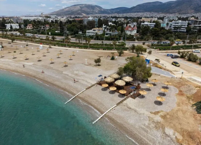 Τα συνεργεία του δήμου εργάστηκαν συστηματικά για την αισθητική και λειτουργική αναβάθμιση των ακτών, για την αμμουδιά, με τη χρήση ειδικών μηχανημάτων στον καθαρισμό, για την οργάνωση, με ομπρέλες, ντουζιέρες και δύο Seatrac