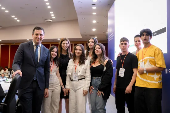 «Καλλιεργώντας Κριτικούς Αναγνώστες – Γραμματισμός στις Ειδήσεις για Νέους