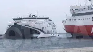 Σύγκρουση πλοίων στο λιμάνι της Τήνου