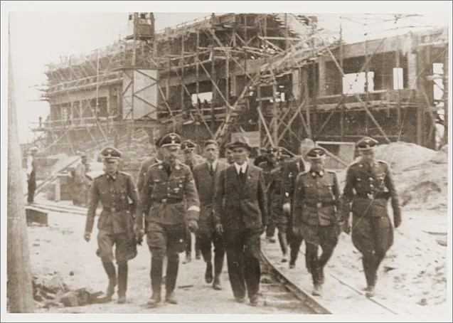 Ο επικεφαλής των SS Heinrich Himmler ξεναγείται στο εργοτάξιο του εργοταξίου Monowitz-Buna bαπό αξιωματικούς των SS και μηχανικούς της IG Farben 