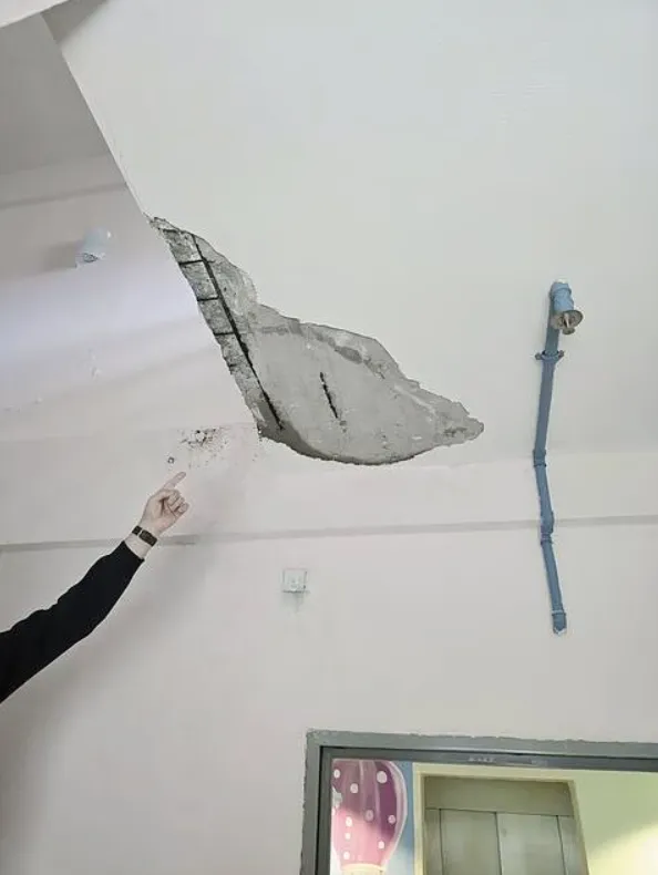 Ταβάνια, ψευδοροφές φουσκώνουν και καταρρέουν