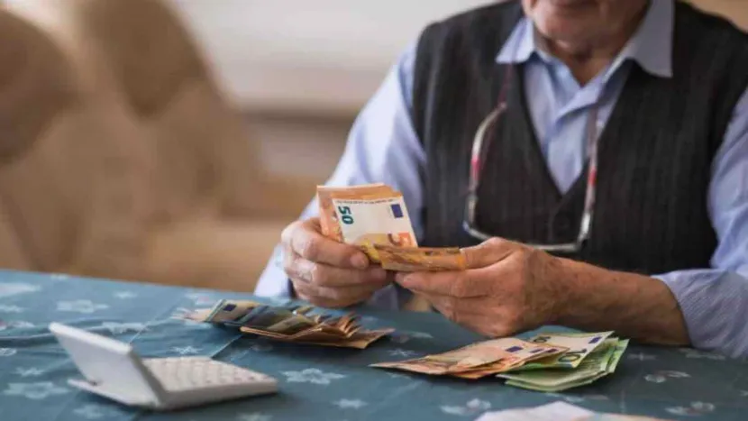 Συνταξιούχους υπολογίζει ευρώ σε χαρτονομίσματα με κομπιουτεράκι