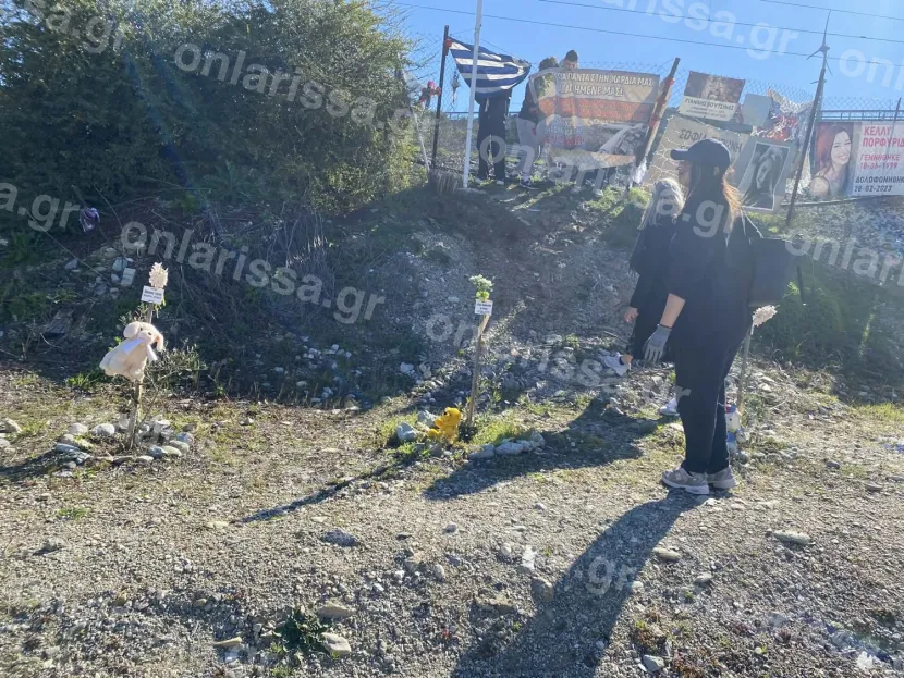 Μαθητές φροντίζουν δενδρύλλια στα Τέμπη