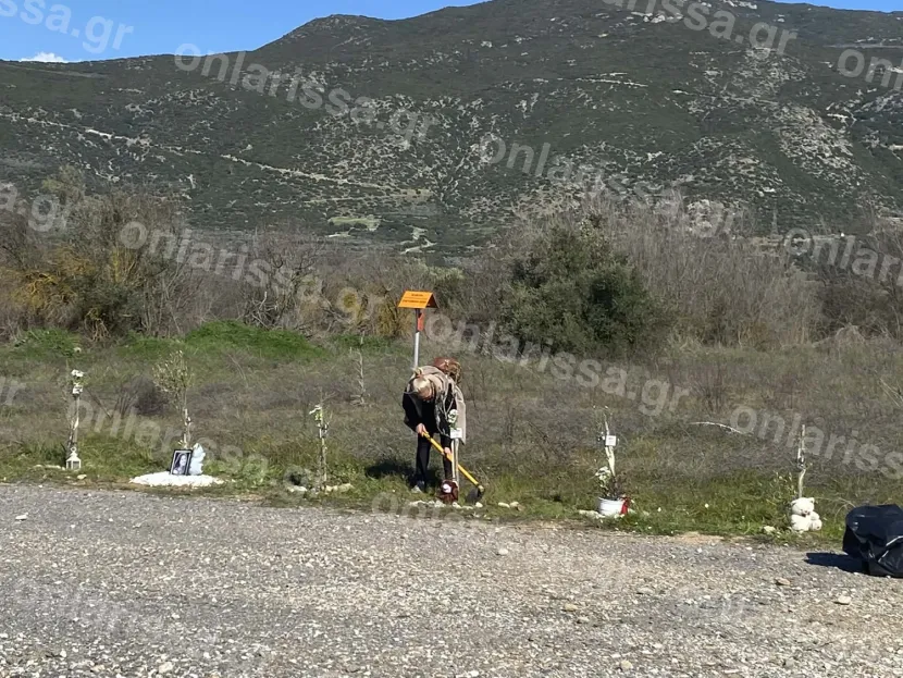 Μαθητές φροντίζουν δενδρύλλια στα Τέμπη