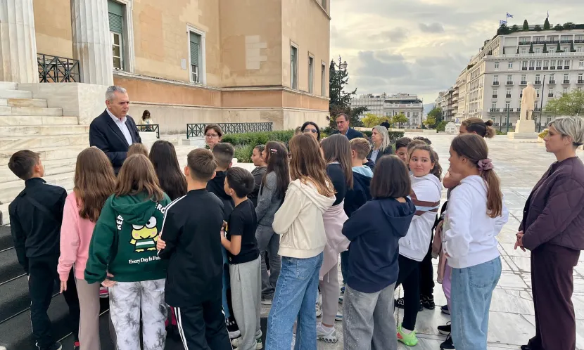 Ο Μάξιμος Χαρακόπουλος με μαθητές στη Βουλή