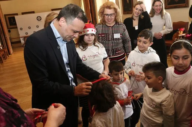 Κάλαντα από μαθητές στον Χάρη Δούκα, Δήμαρχο Αθήνας