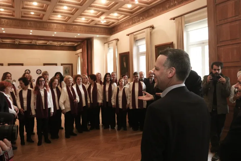 Κάλαντα από μαθητές στον Χάρη Δούκα, Δήμαρχο Αθήνας