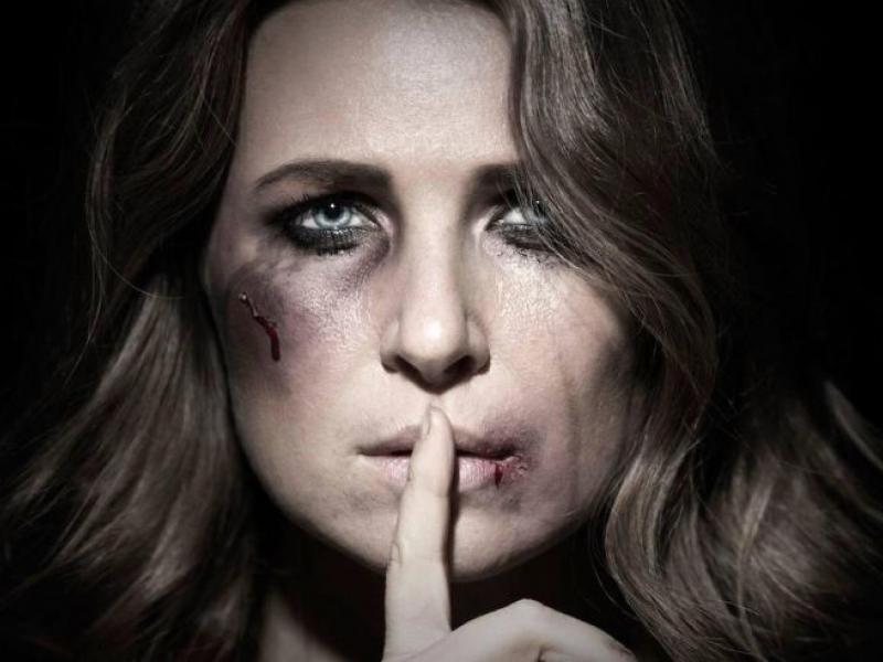 Σωματική κακοποίηση γυναικών: Τα 3 τυπικά στάδια | Alfavita