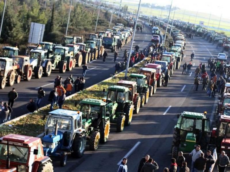 Αγροτικά μπλόκα και κινητοποιήσεις στη Θεσσαλία τη Δευτέρα