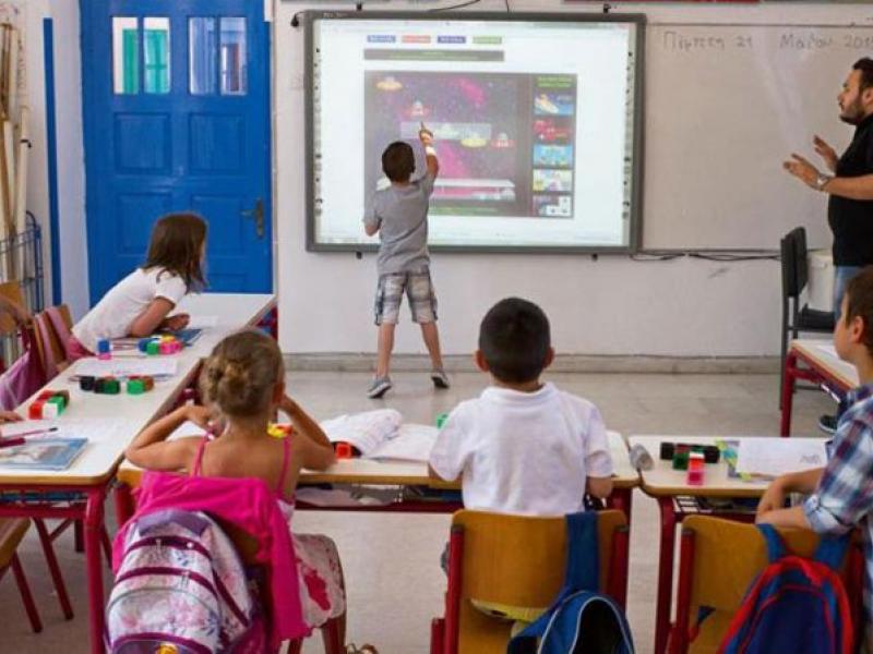 Κενά στα σχολεία: «35 παιδιά αναγκάζονται να περιμένουν σε κομμωτήρια, αποθήκες και κουζίνες εστιατορίων»