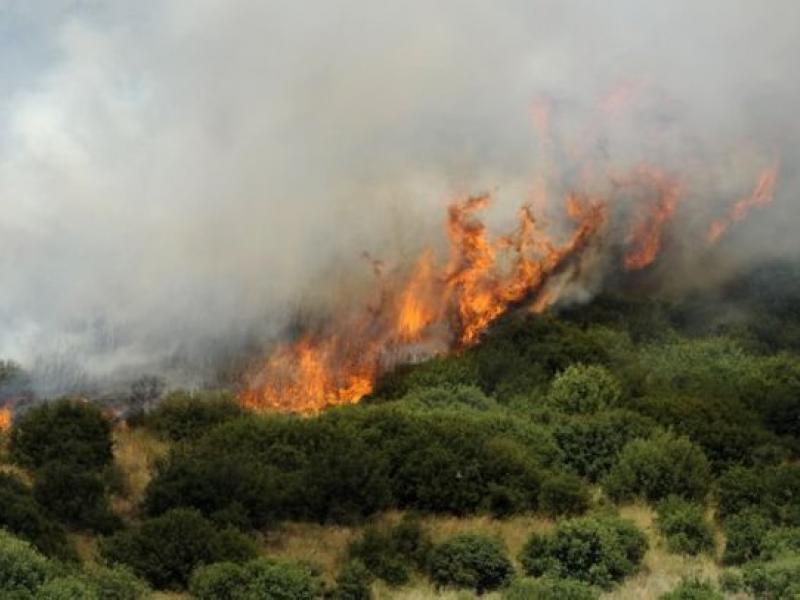 Μεγάλη πυρκαγιά στο Λουτράκι - Πνέουν ισχυροί άνεμοι