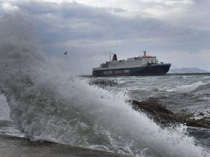 Κακοκαιρία- Λαύριο Μπλέχτηκαν οι άγκυρες φορτηγού πλοίου και κρουαζιερόπλοιου