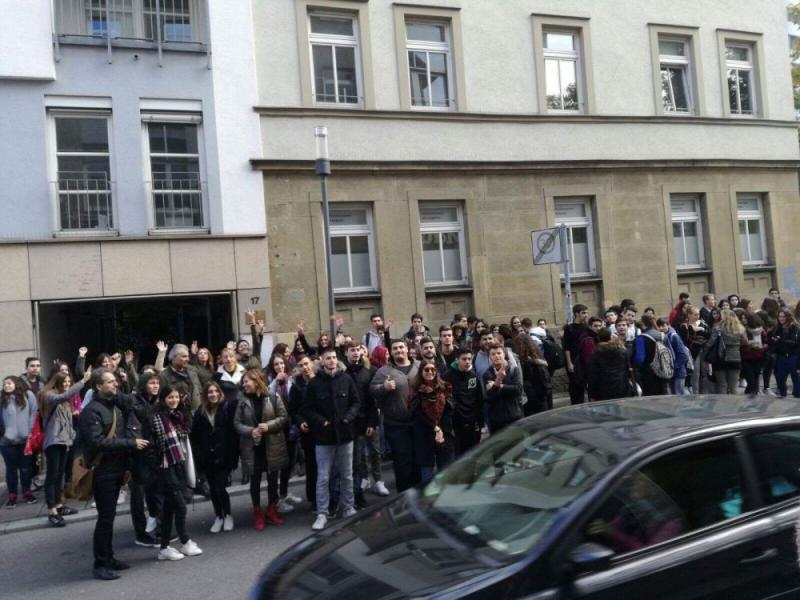 είναι απλά το κόστος του προξενιού.Πόσο καιρό μετά το διαζύγιο θα έπρεπε να περιμένεις πριν βγεις