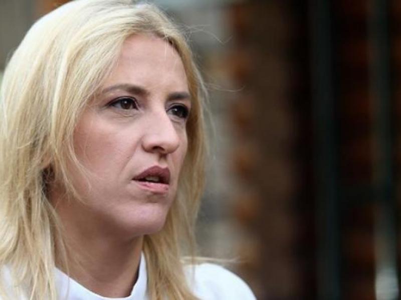 βγαίνω με τον άσχημο άνθρωπο