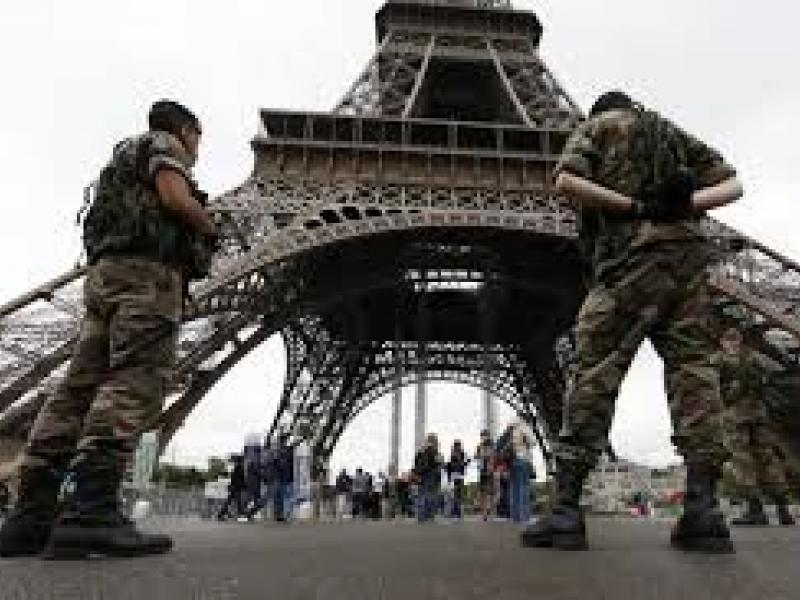 Παρίσι: Στρατιώτης δέχθηκε επίθεση με μαχαίρι | Alfavita