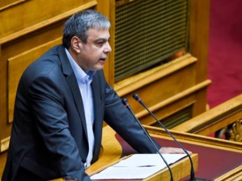 Βουλή: Κόντρα Κεραμέως-Βερναρδάκη για τις αποστάσεις στα σχολεία