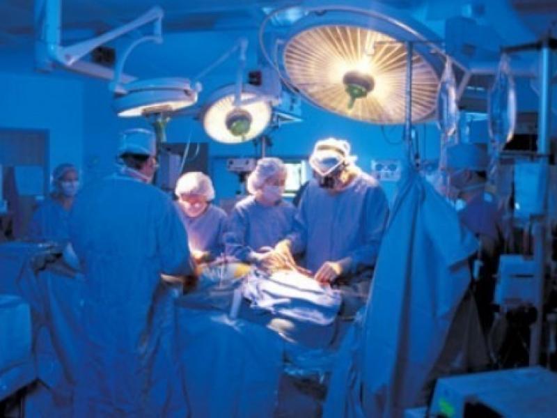 Σπουδαίο επιστημονικό επίτευγμα: Μεταμόσχευσαν νεφρό χοίρου σε κλινικά νεκρό ασθενή