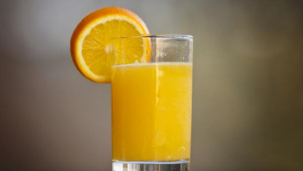 Ποτήρι με χυμό πορτοκαλιού
