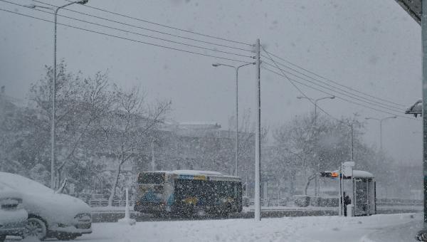 Κακοκαιρία: Λεωφορείο στο χιόνι