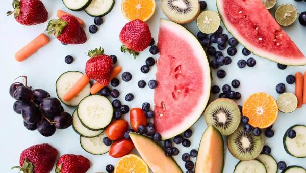 Το καλοκαιρινό φρούτο με μηδέν λιπαρά που κάνει καλό στην καρδιά
