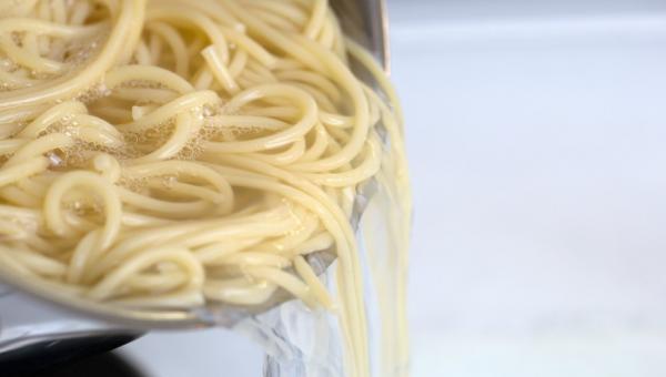 Ο σωστός τpόπος να σουρώνουμε τα μακαρόνια και το έξτpα tιp για νοστιμιά