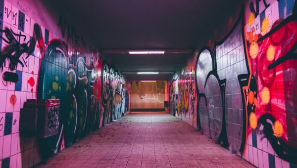 Φινλανδία: Αντιδήμαρχος του Ελσίνκι πιάστηκε να ζωγραφίζει παρανόμως γκράφιτι