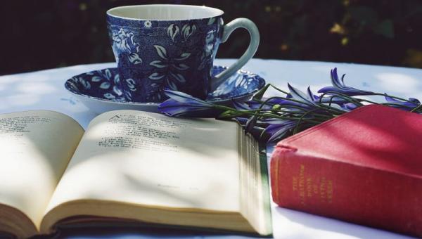 βιβλία τσάι, φλυτζάνι, λουλούδια, μωβ