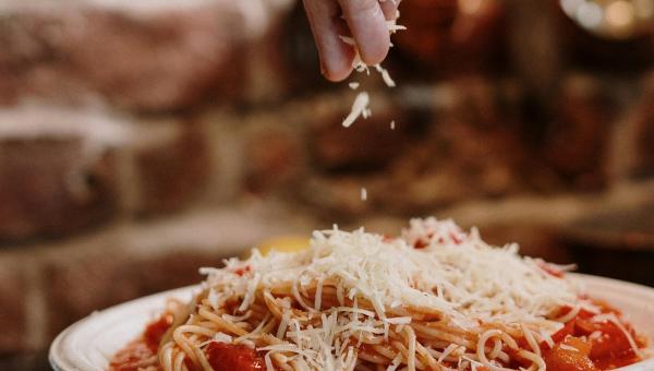 Ζυμαρικά με κόκκινη σάλτσα