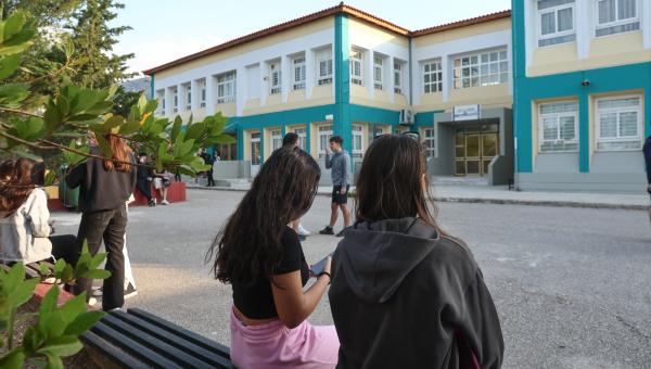 μαθήτριες έξω από το σχολειο