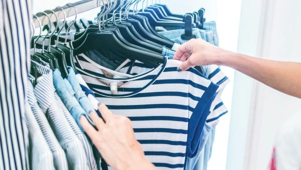 ρούχα σε κρεμάστρες