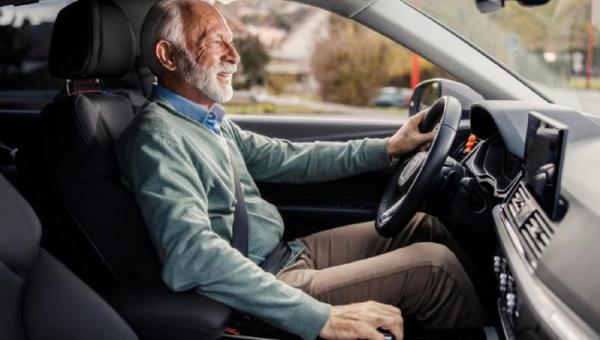 Ηλικιωμένος οδηγός στο αυτοκίνητο