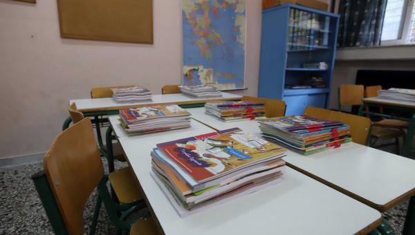 Σχολικά βιβλία πάνω σε θρανίο σε αίθουσα