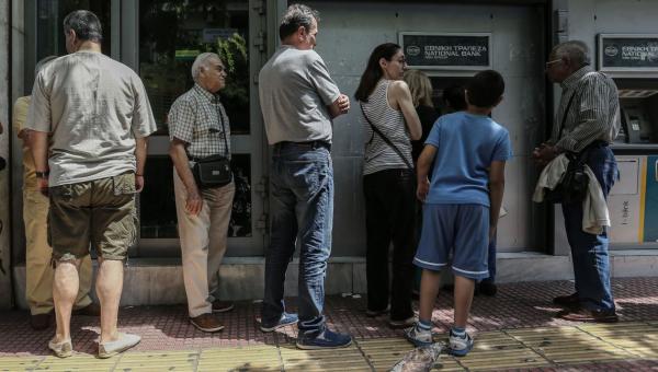 Κόσμος περιμένει σε ουρά τράπεζας για ανάληψη από ΑΤΜ