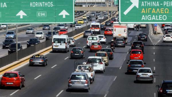 Αυτοκίνητα στην Αττική Οδό