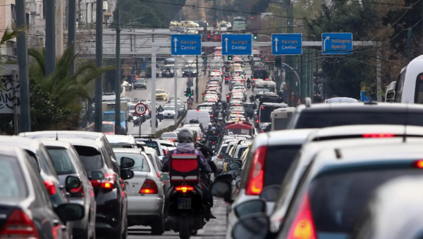 Κίνηση με αυτοκίνητα στο κέντρο της Αθήνας