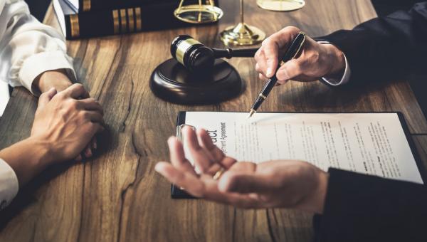 Συμβολαιογράφος μιλάει με πελάτη για κληρονομιά