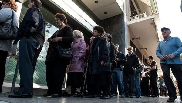 Συνταξιούχοι περιμένουν σε ουρά τράπεζας