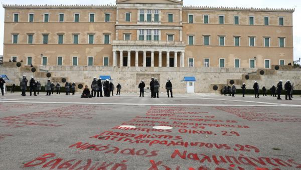 Μνημείο θυμάτων των Τεμπών στο Μνημείο του Άγνωστου Στρατιώτη έξω από τη Βουλή