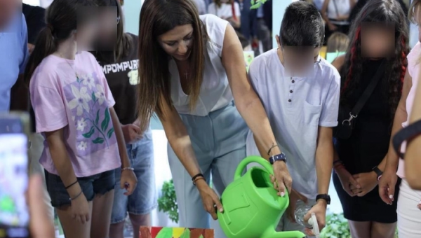 Λαχανόκηποι στα σχολεία, η Σοφία Ζαχαράκη ποτίζει