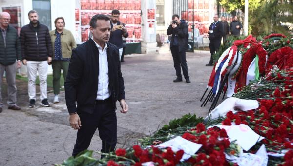 Ο δήμαρχος Αθηναίων Χάρης Δούκας στο Πολυτεχνείο για κατάθεση στεφανιού