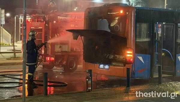 Θεσσαλονίκη: Φωτιά σε εν κινήσει λεωφορείο του ΟΑΣΘ (βίντεο)