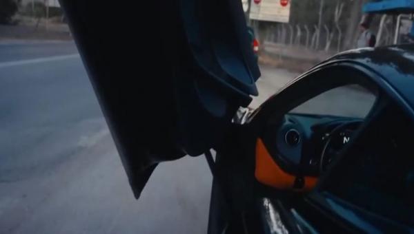 Σάλος στην Αττική Οδό: Αστυνομικός λέει «πάτα το» σε οδηγό McLaren και εκείνος φεύγει με 250 χλμ (Βίντεο)