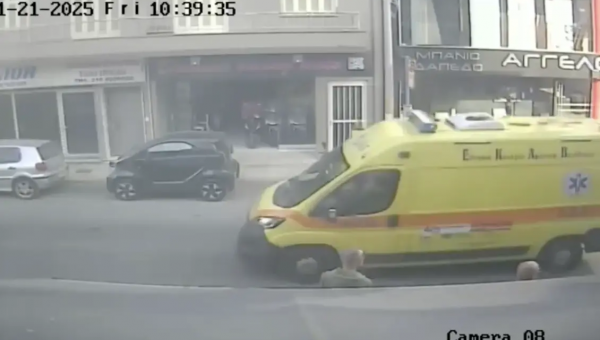 Η στιγμή που το ΕΚΑΒ φθάνει στο σχολείο που πνίγηκε η 13χρονη