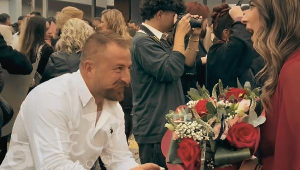 Πρόταση γάμου σε φοιτήτρια