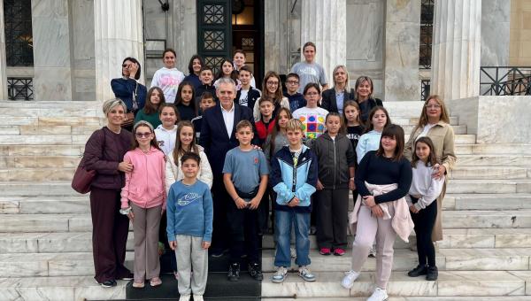 Ο Μάξιμος Χαρακόπουλος με μαθητές στη Βουλή