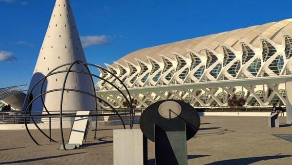 Στην εικόνα βλέπουμε μια υπαίθρια συλλογή τέτοιων επινοήσεων με «ρολόγια» από ολόκληρη την πορεία της ανθρωπότητας, στην «πόλη των Τεχνών και της Επιστήμης» της Βαλένθια.