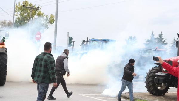 ΤΩΡΑ – Θεσσαλονίκη: Άγρια επεισόδια με ΜΑΤ και αγρότες για την πρόσβαση στο αεροδρόμιο «Μακεδονία» (ΦΩΤΟ – VIDEO)